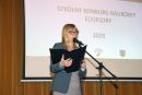 Joanna Poźniak, Dyrektor I Liceum Ogólnokształcącego im. Władysława Gębika w Kwidzynie, wygłasza przemówienie do zgromadzonych gości i uczniów biorących udział w konkursie Explory.