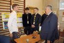 Jerzy Śnieg, Przewodniczący Rady Powiatu Kwidzyńskiego, przygląda się projektom przygotowanym przez uczestników konkursu Explory.