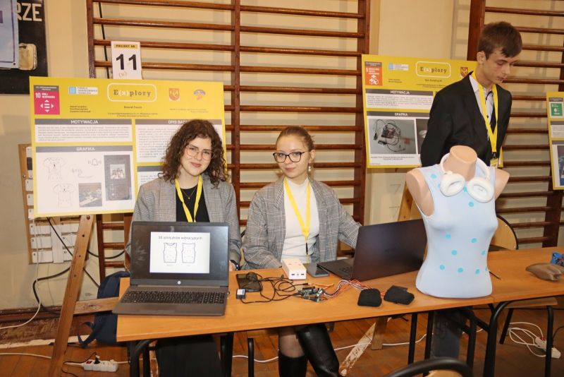Dwie uczestniczki konkursu Explory prezentują swój projekt.