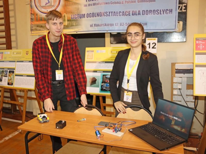 Dwoje uczestników konkursu Explory przedstawia swój projekt.