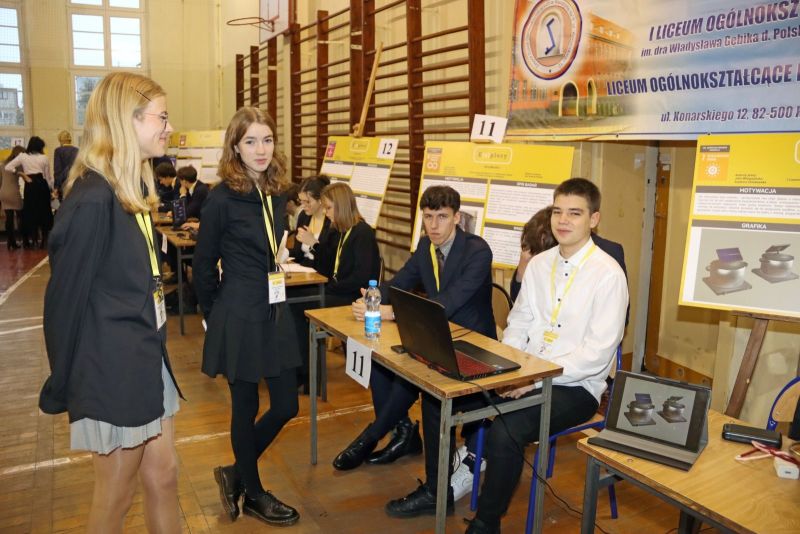Uczestnicy festiwalu prezentujący swoją pracę.