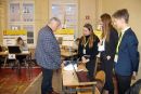 Jerzy Śnieg, Przewodniczący Rady Powiatu Kwidzyńskiego, podziwia prace uczestników festiwalu.