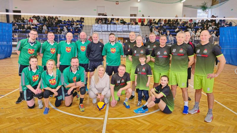  Drużyna Powiatu Kwidzyńskiego oraz drużyna Państwowej Straży Pożarnej w pamiątkowym zdjęciu przed meczem.