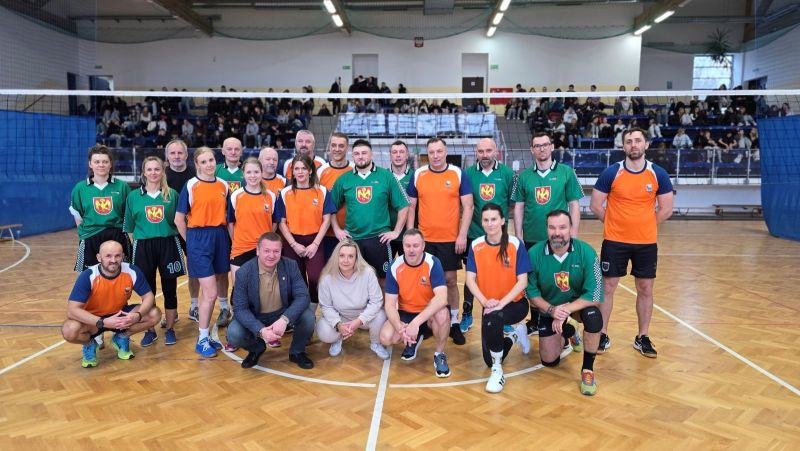 Drużyna Powiatu Kwidzyńskiego oraz drużyna Miasta Kwidzyna w pamiątkowym zdjęciu przed meczem.