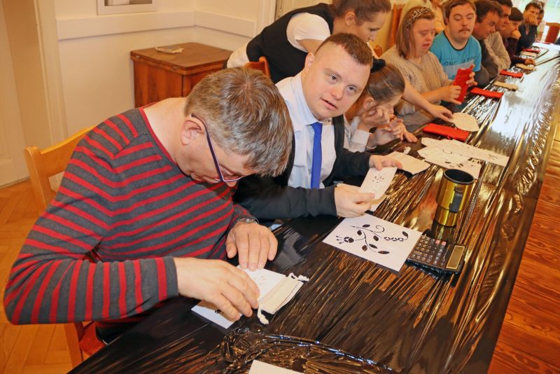 Uczestnicy tworzą swoją pracę.
