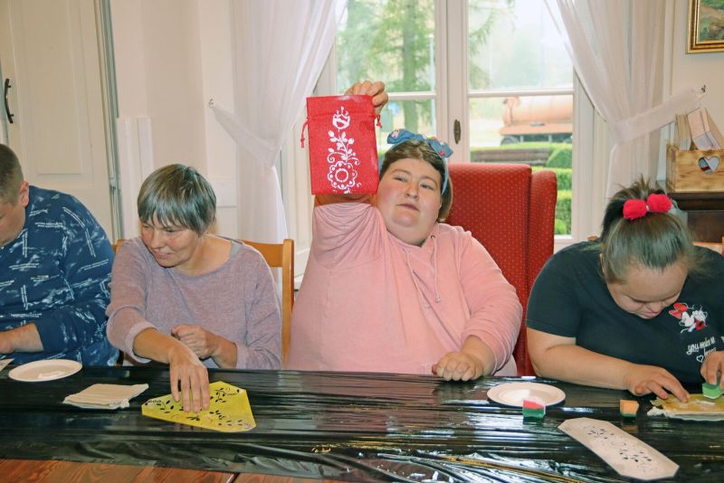 Uczestniczka prezentuje swoją pracę.
