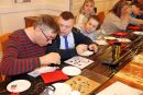 Uczestnicy żywnie dyskutują w temacie swoich prac.