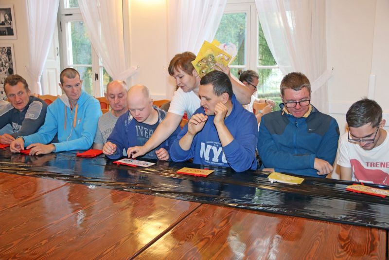 Prowadząca rozdaje szablony uczestnikom.