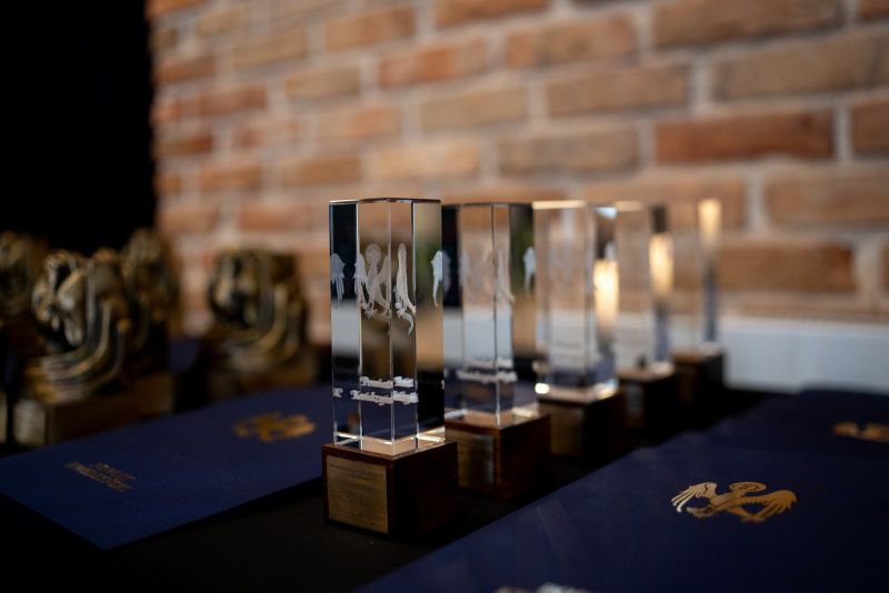 na pierwszym planie szklane statuetki orła św. Jana 