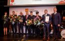 starosta Tomasz Frejnagiel i przewodniczący Jerzy Śnieg z nagrodzonymi