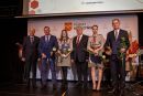 Marek Krzykowski i przewodniczący Jerzy Śnieg z nagrodzonymi