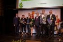starosta Tomasz Frejnagiel i przewodniczący Jerzy Śnieg z nagrodzonymi sportowcami