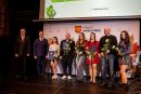 starosta Tomasz Frejnagiel i wicestarosta Andrzej Zwolak z nagrodzonymi sportowcami