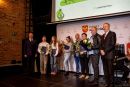 starosta Tomasz Frejnagiel i wicestarosta Andrzej Zwolak z nagrodzonymi sportowcami