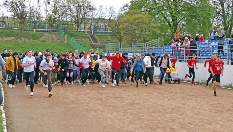 Grupa uczestników rozpoczynająca bieg na linii startu podczas wcześniejszej edycji zawodów.