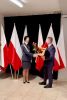 Starosta Tomasz Frejnagiel składa gratulacje wyróżnionej funkcjonariuszce.
