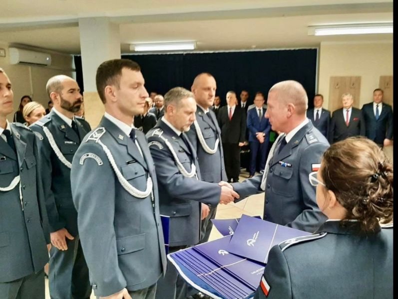 Funkcjonariusze otrzymują wyróżnienia