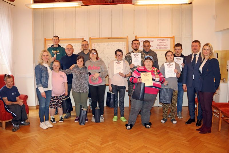 Zdjęcie pamiątkowe nagrodzonych uczestników, opiekunów oraz przedstawicieli samorządu powiatu kwidzyńskiego.