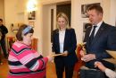 Tomasz Frejnagiel, starosta kwidzyński, wręcza nagrodę uczestniczce
