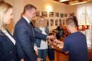 Tomasz Frejnagiel, starosta kwidzyński, wręcza nagrodę uczestnikowi