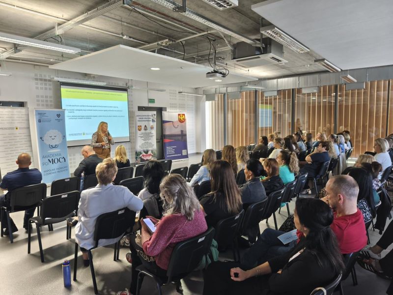 zdjęcie przedstawia uczestników projektów podczas warsztatów. 