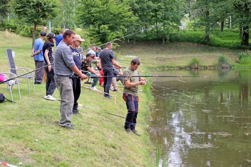 Uczestnicy WTZ łowią ryby podczas międzywarsztatowych zawodów wędkarskich.