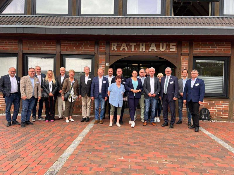 Zdjęcie 2 przedstawia grupę przedstawicieli Powiatu Kwidzyńskiego i Powiatu Osterholz ustawionych do wspólnego zdjęcia.