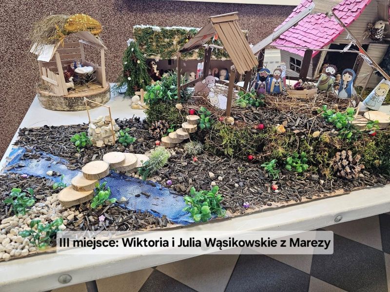 Szopka wykonana przez Wiktorię i Julię Wąsikowską z Marezy.