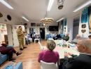 Kapitan Krzysztof Skoczek w mundurze strażaka prowadzi prelekcję w głównej sali Dziennego Domu Pobytu Seniora w Kwidzynie