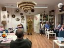 Kapitan Krzysztof Skoczek w mundurze strażaka prowadzi prelekcję w głównej sali Dziennego Domu Pobytu Seniora w Kwidzynie