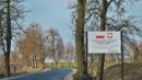 Wyremontowany fragment drogi Prabuty-Sypanica oraz tablica informacyjna o dofinansowaniu inwestycji ze środków Rządowego Funduszu Rozwoju Dróg.