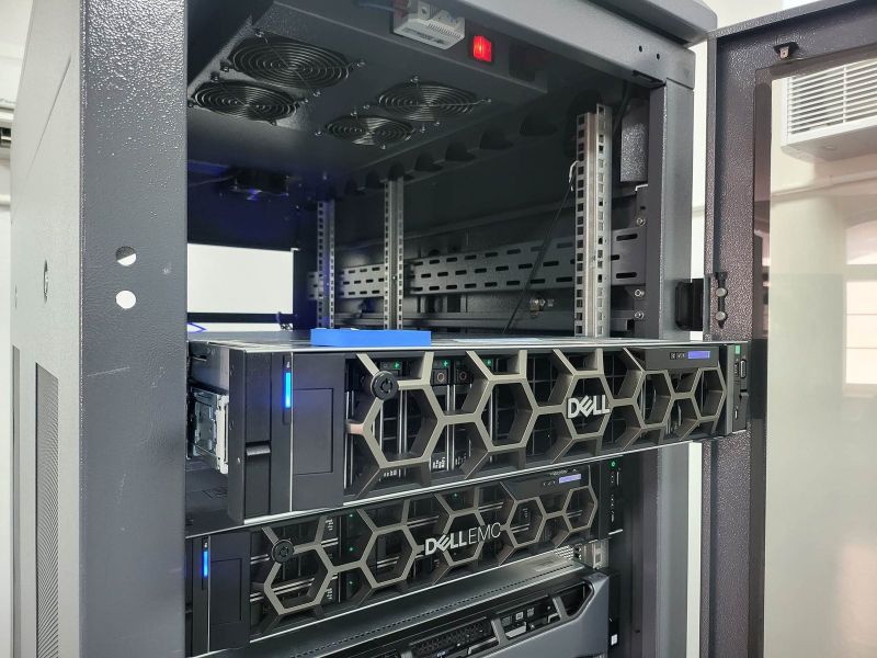 Zakupiony serwer z dofinansowaniem unijnym lekko wysunięty z szafy serwerowej