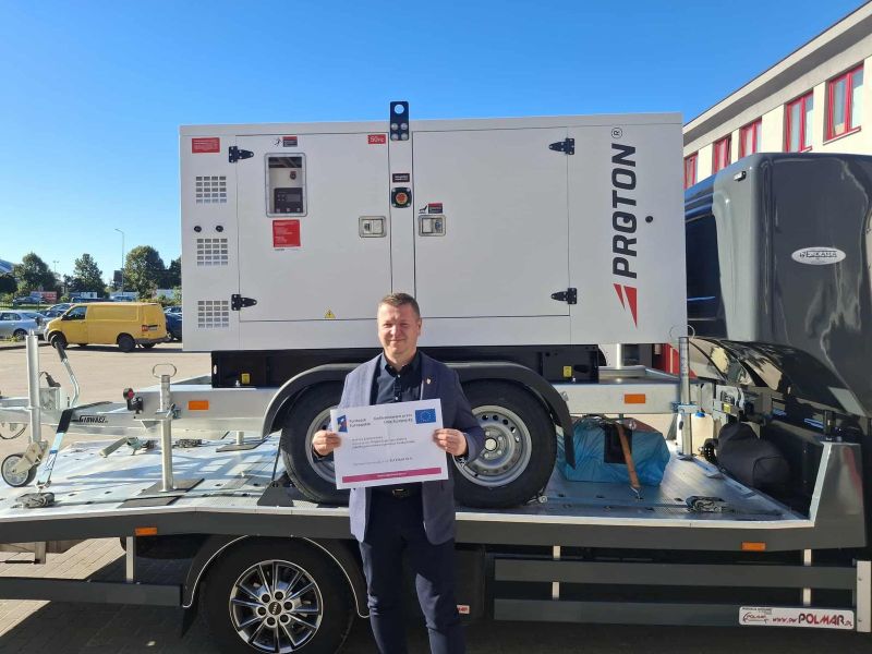 Zakupiony generator prądu ze specjalną przyczepką z dofinansowaniem unijnym prezentowany przez Starostę Kwidzyńskiego – widok z przodu na samochodzie transportowym