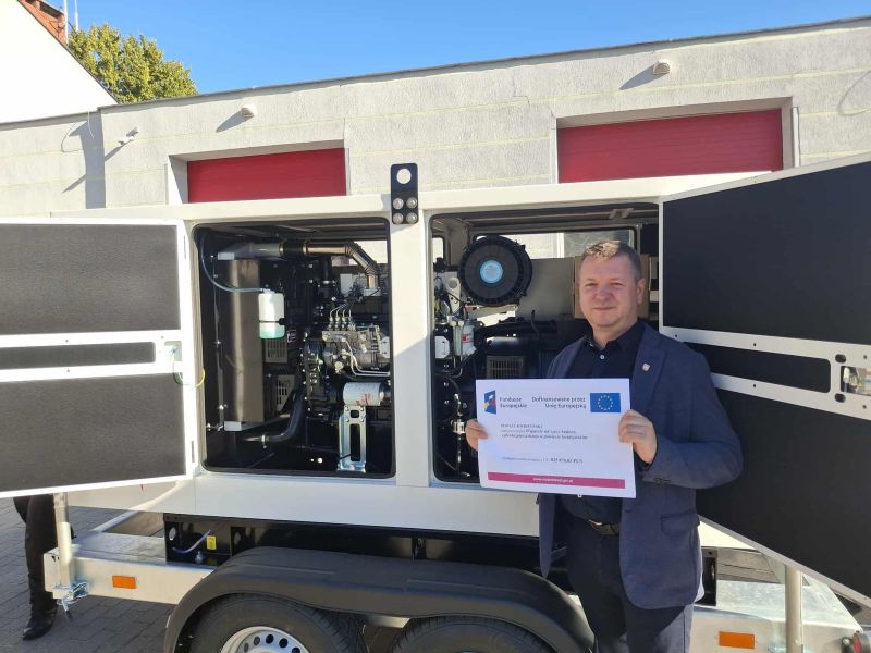 Zakupiony generator prądu ze specjalną przyczepką z dofinansowaniem unijnym prezentowany przez Starostę Kwidzyńskiego – widok wnętrza