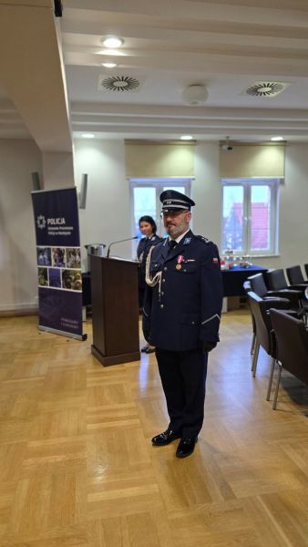  I Zastępca Komendanta Powiatowego Policji w Kwidzynie, mł.insp. Jarosław Kowalski rozpoczyna uroczystość.
